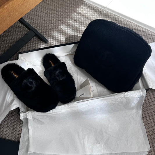 Chanel Black shearling flat mules with pouch - UK 8, EU 42