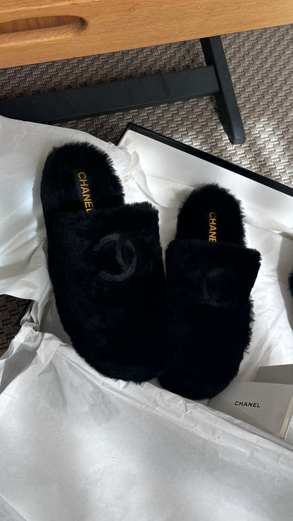 Chanel Black shearling flat mules with pouch - UK 8, EU 42