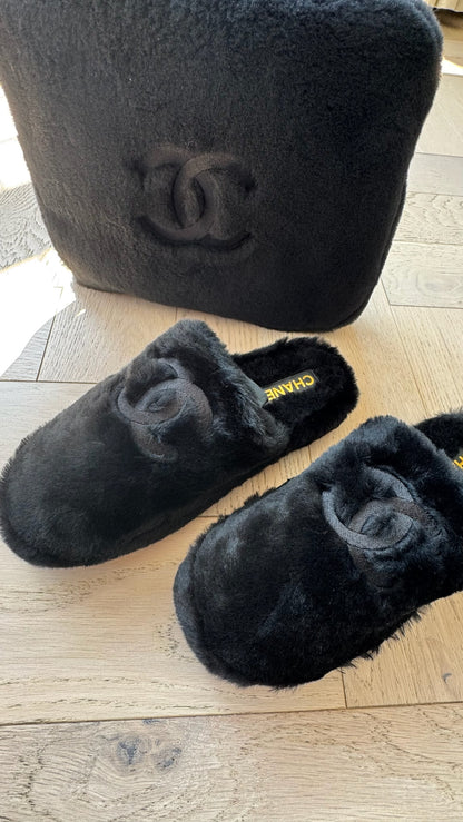 Chanel Black shearling flat mules with pouch - UK 8, EU 42